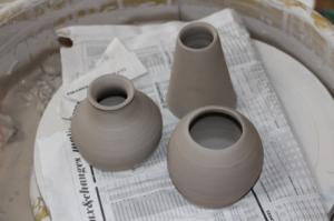 trio de petits vases en terre crue                   